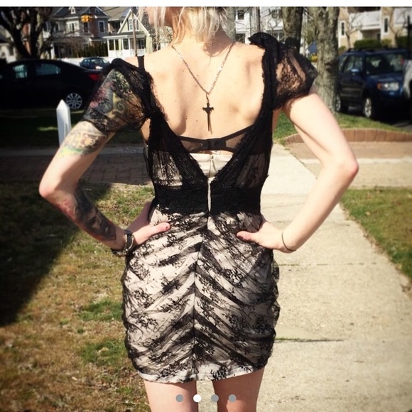 Ivory and lace dress - Picture 4 of 4